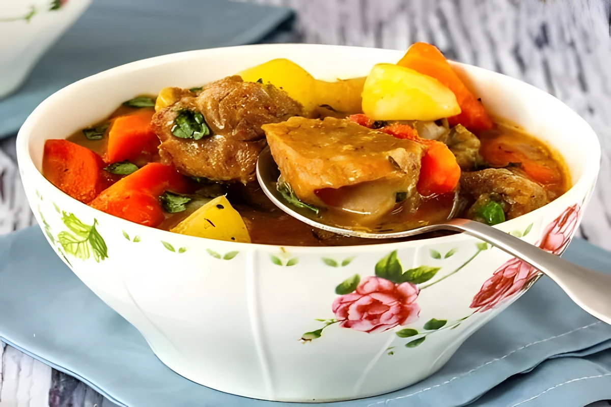 Receta de Cordero Guisado con Patatas